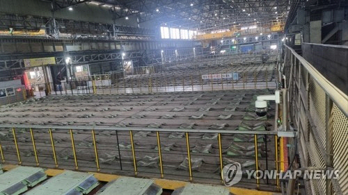 노조의 쟁의행위에 현대제철이 당진제철소 냉연공장 일부 라인에 대해 부분 직장폐쇄를 단행한 가운데 냉연공장 내부가 24일 텅 비어 있는 모습. [현대제철 당진제철소 제공, 당진=연합뉴스]